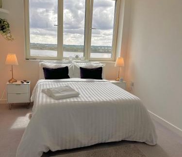 Thames House | Room and Private Bathroom in London