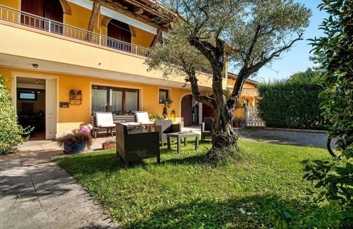 Mirano Apartment | Room 'Azzurra' with Shared Garden, Wi-Fi and Air Conditioning