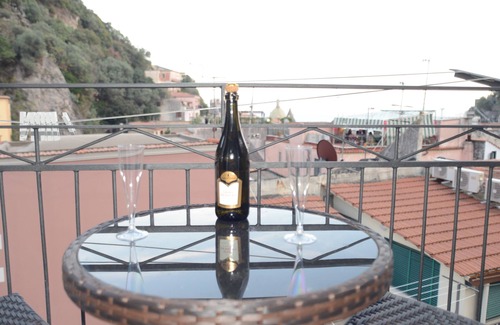 Cetara Apartment | Room 'Camera Libeccio Sea View' with Sea View, Wi-Fi and Air Conditioning