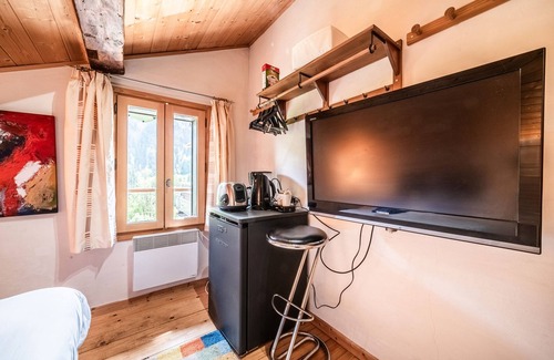 Saint-Jean-dʼAulps Apartment | Room 'Elisthur Chambre N°4' with Mountain View, Shared Terrace and Wi-Fi