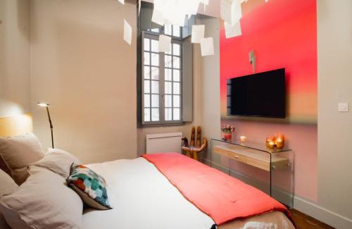 Montauban Apartment | room five - parking, balnéothérapie, place nationale, un havre de paix