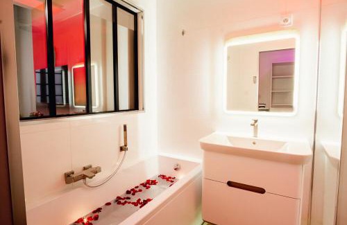 Montauban Apartment | room five - parking, balnéothérapie, place nationale, un havre de paix
