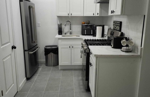 Cypress Hills Apartment | Room for rent, 20 min away from Manhattan, near trains,stores and malls.