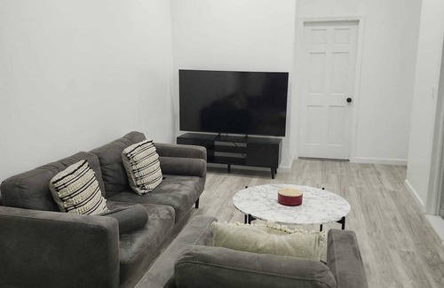 Cypress Hills Apartment | Room for rent, 20 min away from Manhattan, near trains,stores and malls.