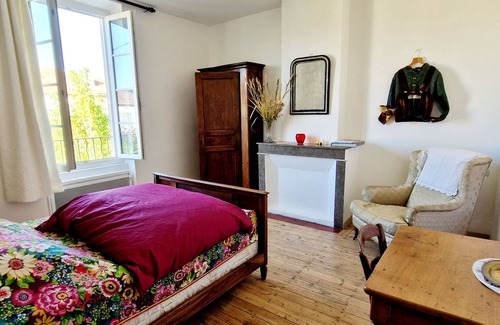 Valreas Bed & Breakfast | Room for rent in 1930s house