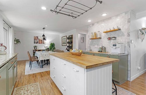 Lynnwood House | Room for rent/shared bathroom. Hillhouse AC, Patio and WiFi located in Lynnwood