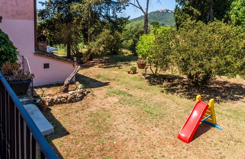 Gavorrano Apartment | Room 'Ghianda' with Shared Garden, Balcony and Wi-Fi