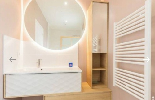 Port-Aviation Bed & Breakfast | Room in a pretty house