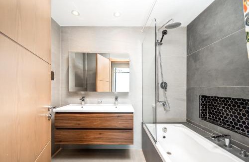 Downtown Dubai Bed & Breakfast | Room in an 4BR High Rise with Burj Khalifa and Fountain Views