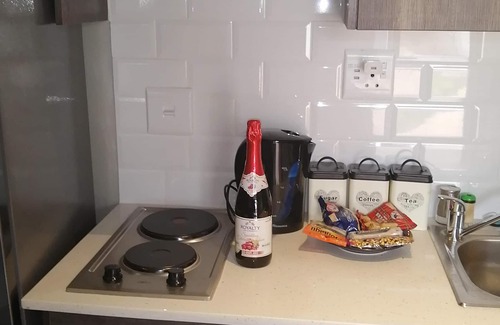 Kempton Park House | Room in B&B - Immaculate and Beautiful Chalet - Fully Equipped