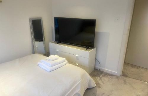 Waltham Cross House | Room in Cheshunt
