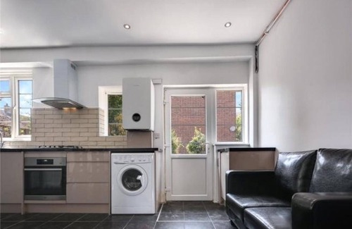 Tower Hamlets House | Room in Guest Room - Limehouse Townhomes With Modern Spacious Serviced Double Room