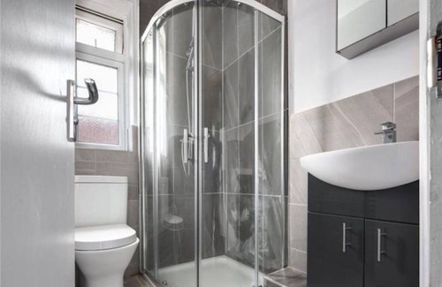 Tower Hamlets House | Room in Guest Room - Limehouse Townhomes With Modern Spacious Serviced Double Room