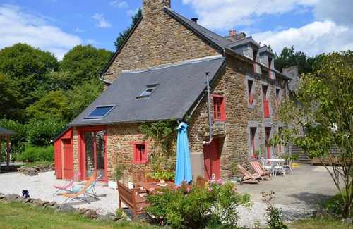 Pleudihen-sur-Rance House | Room in longère, Bath room, Breakfast