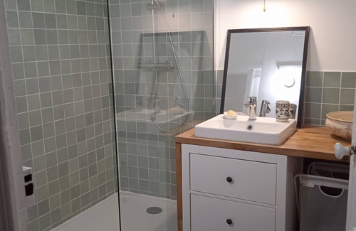 6th Arrondissement Bed & Breakfast | Room in quiet, central apartment