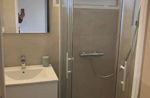 Belle-Beille Bed & Breakfast | Room in single-family house near streetcar with shared kitchen and bathroom