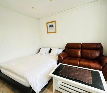 Whitton House | Room in Twickenham stadium London A