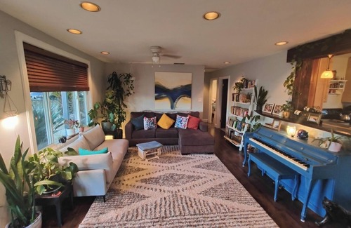 Southwestern Sacramento House | Room in vibrant home