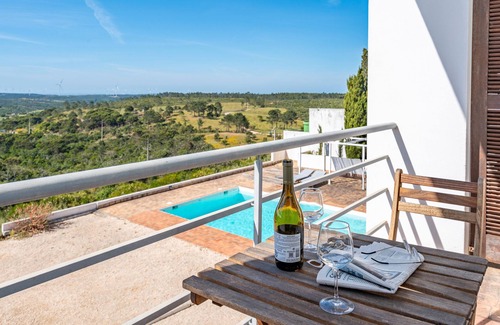 Aljezur Apartment | Room 'Julho' with Sea View, Shared Pool and Wi-Fi