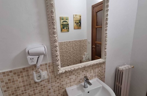 Asti Apartment | Room 'L'angolo Azzurro' with Wi-Fi and Air Conditioning