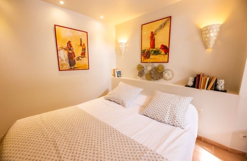 Saint-Wambert-des-Trois-Vallees Bed & Breakfast | Room "La Romane" 2PERS with Balneo, breakfasts and access to swimming pool and SPA