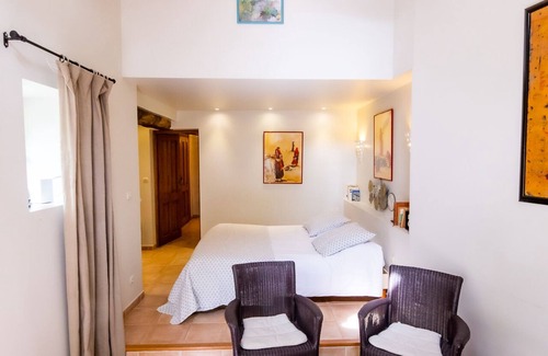 Saint-Wambert-des-Trois-Vallees Bed & Breakfast | Room "La Romane" 2PERS with Balneo, breakfasts and access to swimming pool and SPA