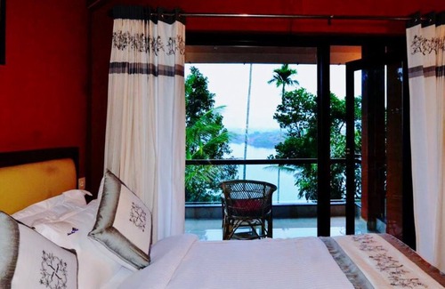 Vazhavatta Hotel | Room-lakerose Wayanad Resort - Superior