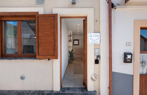 Agerola Apartment | Room 'Le 5 Perle - Napoli' with Mountain View, Wi-Fi and Air Conditioning