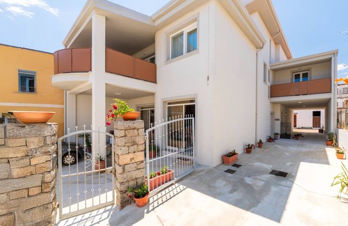 Lotzorai Apartment | Room 'Longevity' with Private Terrace, Wi-Fi and Air Conditioning