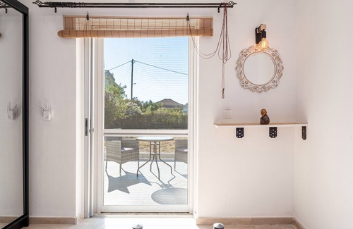 Ag. Georgios Apartment | Room 'Relaxroom 2' with Shared Garden, Wi-Fi and Air Conditioning