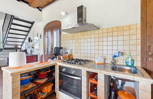 Massama Apartment | Room 'Sud' with Shared Terrace, Wi-Fi and Air Conditioning