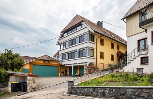 Loffingen Apartment | Room 'Titisee' with Shared Garden and Wi-Fi
