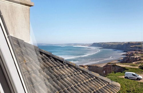 Baleal Apartment | Room 'Top Floor South Suite' with Sea View, Shared Terrace and Wi-Fi