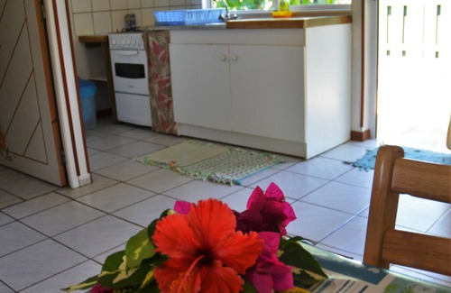 Pihaena House | Room Vaihere 4 pax beach access air-conditioned kitchen bathroom, free breakfast