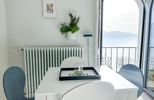 Puidoux House | Room with 360° view overlooking Lake Geneva and Alps