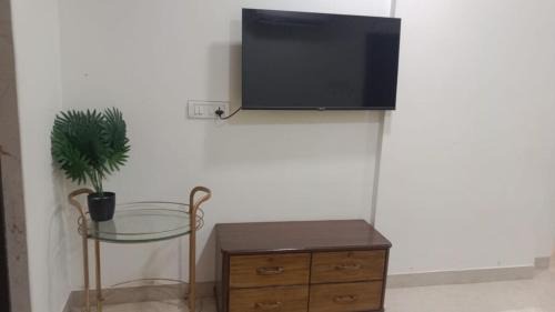 Pali Hill Apartment | Room with a Balcony at carters