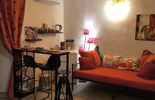 Montecalvario Apartment | Room with balcony at the historic center