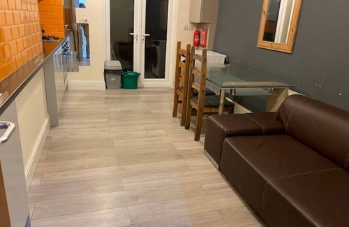 Manchester House | Room with en-suite bathroom
