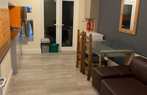 Manchester House | Room with en-suite bathroom