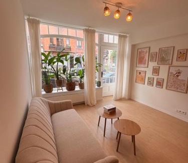Sint-Lambrechts-Woluwe House | Room with ensuite and garden
