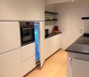 Sint-Lambrechts-Woluwe House | Room with ensuite and garden