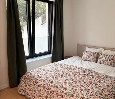 Sint-Lambrechts-Woluwe House | Room with ensuite and garden