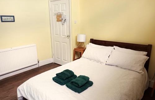 Haringey House | Room with luxury private bathroom & independent entrance near Tube