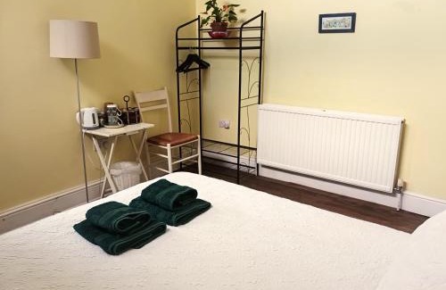 Haringey House | Room with luxury private bathroom & independent entrance near Tube