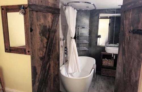 Haringey House | Room with luxury private bathroom & independent entrance near Tube