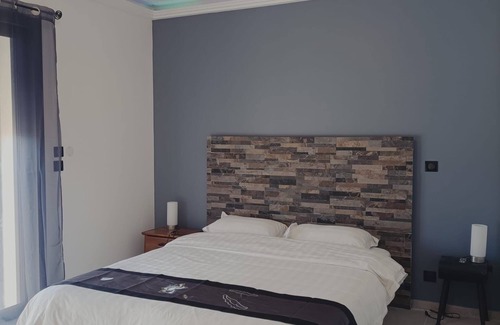Montauroux Bed & Breakfast | Room with private bathroom and balcony