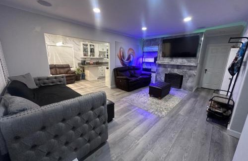 Los Angeles Bed & Breakfast | Room with private bathroom only minutes away from KIA Forum and LAX airport