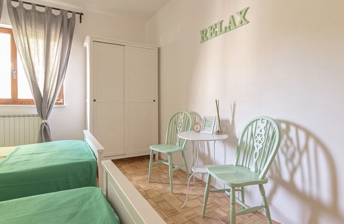 Truske House | Room with two single beds