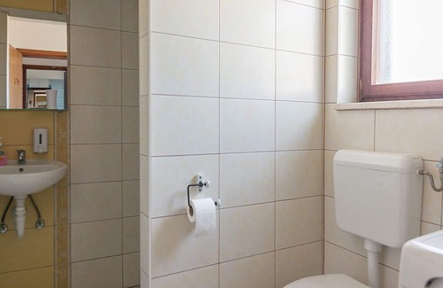 Truske House | Room with two single beds