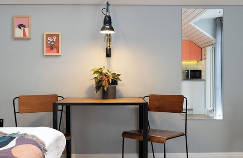 Hammersmith Broadway Apartment | Room2 London Hammersmith Townhouse